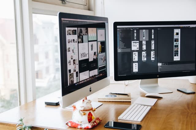 Fotografía de una persona frente a una pc trabajando en un diseño.